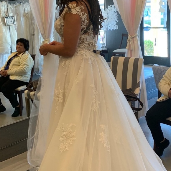 Beautiful Wedding dress - Picture 2 of 8